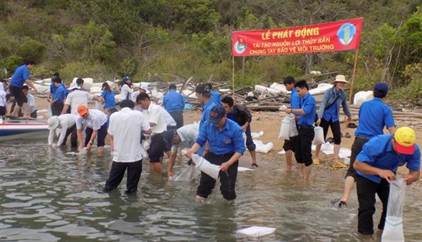 Khánh Hòa thả hơn 1 triệu giống thủy sản tái tạo nguồn lợi