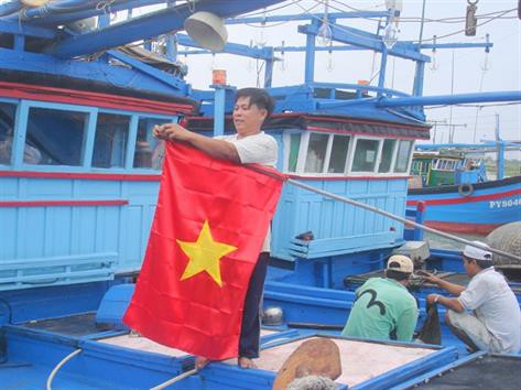 Ngư dân trẻ kiên cường bám biển