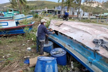 Làng biển tan hoang, ngư dân gượng dậy mưu sinh sau bão